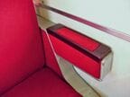 ひじかけにもシートと同じモケットを張っている
