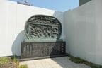 川のほとりに建つ「淀屋の碑」