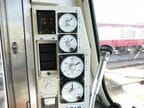 運転席左横の機器類。電圧計などが並ぶ