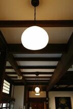 玄関の照明も創建時からのもの（本館）
