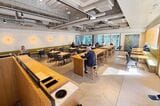 平日朝7時台、オープン直後の店内。利用客のほとんどが外国人で、まるで海外のカフェにいるよう（筆者撮影）