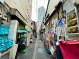 古い家屋の先に見えるタワマン（筆者撮影）