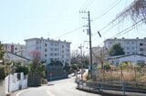 団地には上り坂も下り坂もある（写真：筆者撮影）