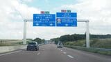 フランスの高速道路「オートルート」を走る。ストラスブールやリヨンなどの都市名が見える（筆者撮影）