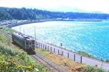 留萌本線の増毛駅付近、日本海沿いを走るキハ54形単行の列車。増毛―留萌間は2016年に廃止された（撮影：南正時）