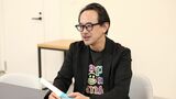 川邊氏が着ているのはアンジュルムのツアーTシャツ、手にはペンライト。「現場」への初参加は2024年秋のアンジュルムの公演だった（撮影：尾形文繁）