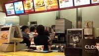 マクドナルドでまた｢衛生問題｣が発覚 私服の親子を厨房へ、本社は全店に点検指示