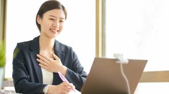 オンラインで面接を受ける人物