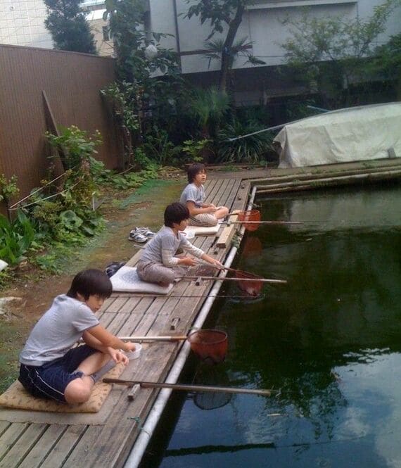 兄弟で釣りをしているよしださん（一番手前）（写真：よしださん提供）