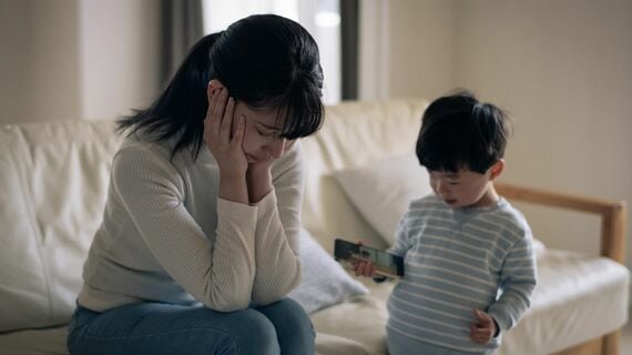 子育てに疲れる母親