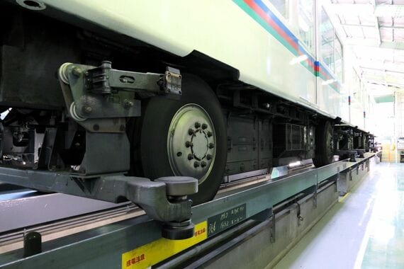 西武8500系 ゴムタイヤと集電パンタグラフ