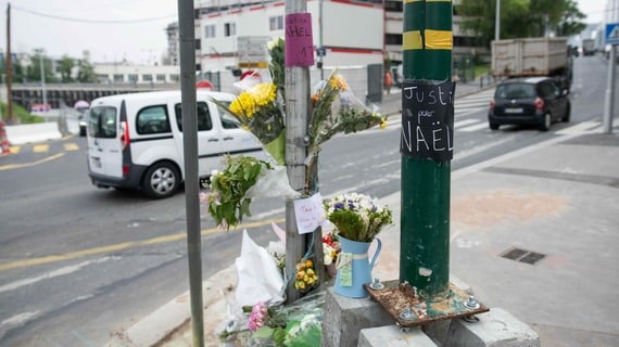 フランスで17歳の少年が警察官に射殺された現場に花束が供えられている