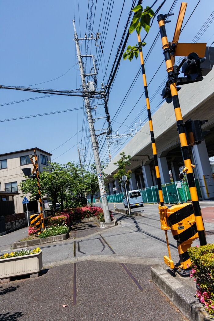 踏切はもちろんただのオブジェ。手前で一時停止の