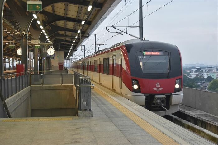 新ドンムアン駅レッドラインホーム。バンスー車両基地を