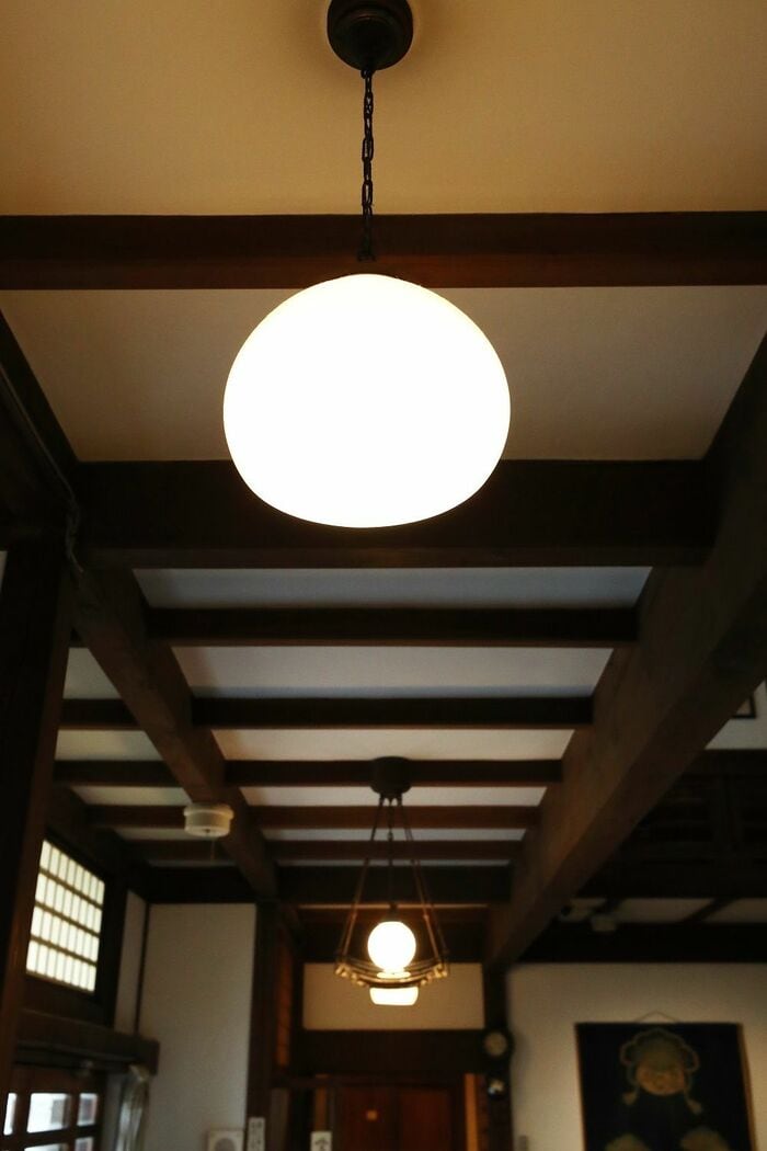玄関の照明も創建時からのもの（本館）
