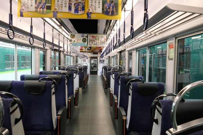 後方から見た車内