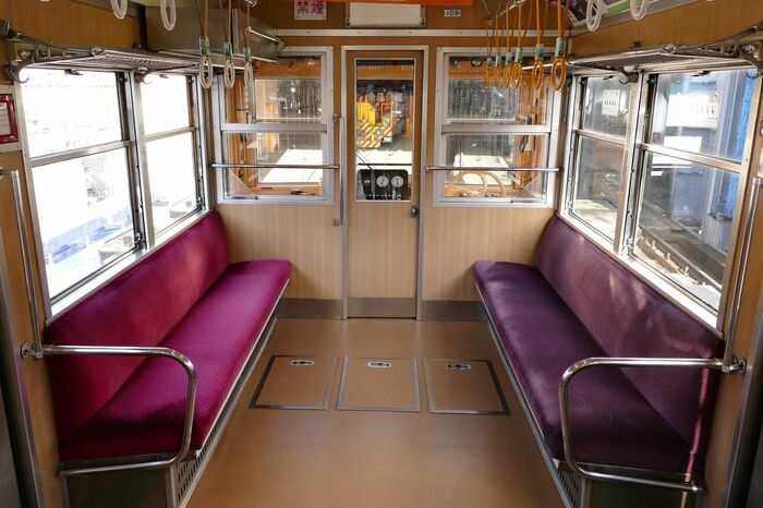 運転室に近い場所はロングシート