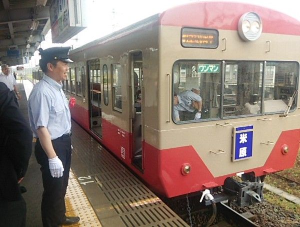 2016年6月の開業120年記念列車に添乗する三日月大