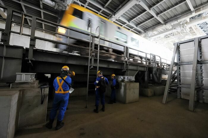 車両の荷重による伸縮等を吸収する緩衝桁部