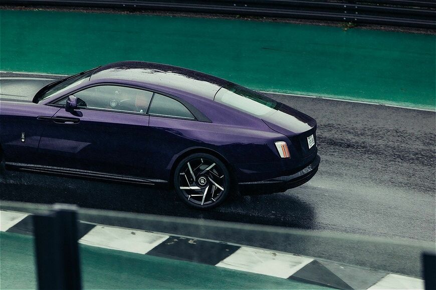 ロールス・ロイス「ブラック・バッジ・スペクター」（写真：ロールス・ロイス・モーター・カーズ）