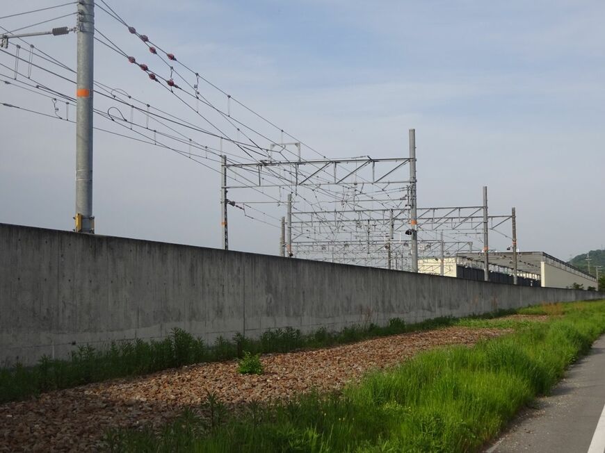 画面奥が厄神車両基地。三木鉄道の廃線跡にはバラストが残る（筆者撮影）