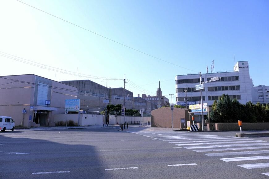 和田岬駅の駅前。かつては三菱重工業の専用線と神戸市電が立体交差していた（編集部撮影）
