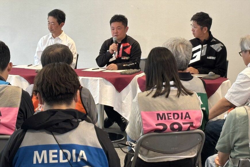 富士24時間レース決勝前に実施されたGRのメディア向けラウンドミーティングで発言する、GRプレジデントの高橋智也氏（筆者撮影）