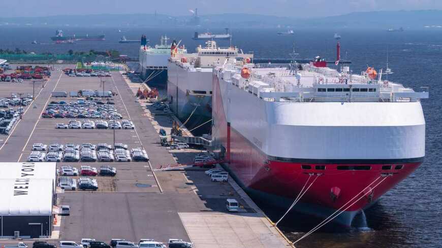 港に停泊中の自動車輸出用大型専用タンカー