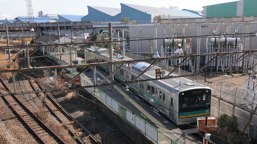 南武支線の浜川崎駅。周辺に工場が立地していることがわかる（筆者撮影）