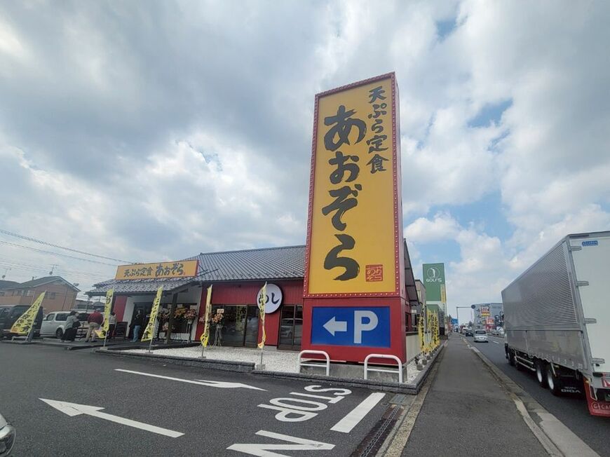 巨大看板が目を引く（筆者撮影）