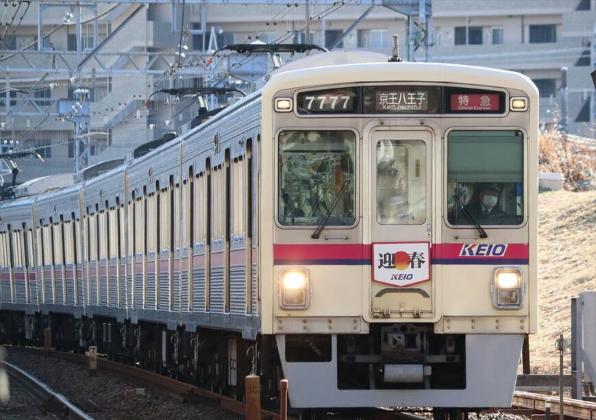 「迎春」のヘッドマークを付けた7777編成（撮影：南正時）