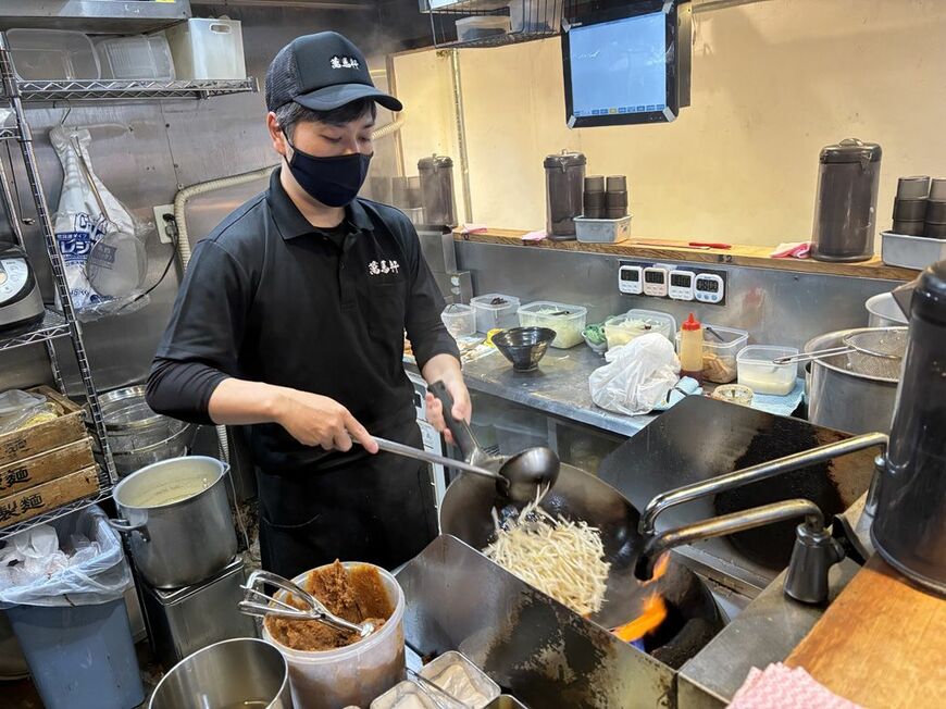 「萬馬軒」の厨房の様子。こだわりの調味料を使い、1皿1皿、丁寧に仕上げていく（筆者撮影）