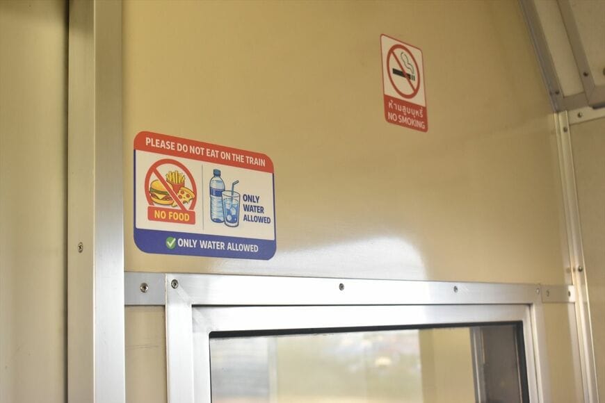 ボックスシートの普通列車ながら通勤電車を同じルールが適用され、車内での飲食は禁止（水のみ可）（筆者撮影）