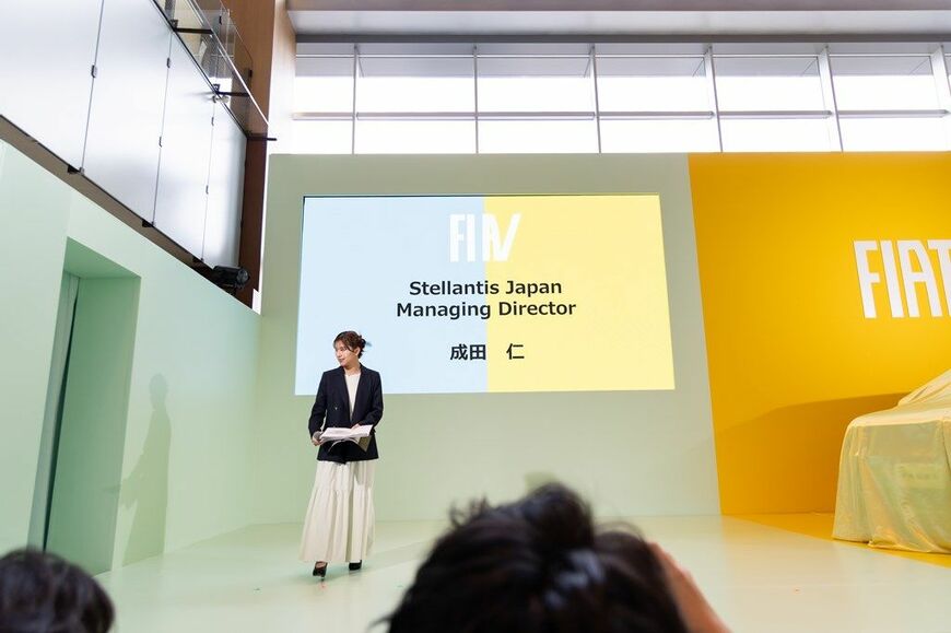 フィアット新型「グランデ パンダ ハイブリッド」と発表会の様子