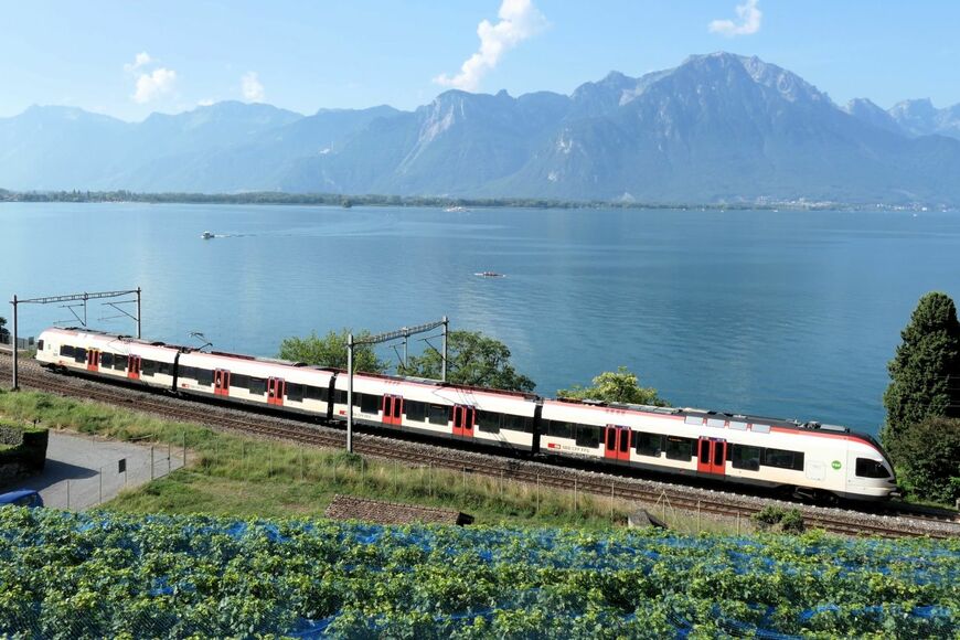 レマン湖畔を行くローカル電車、対岸はフランス（筆者撮影）