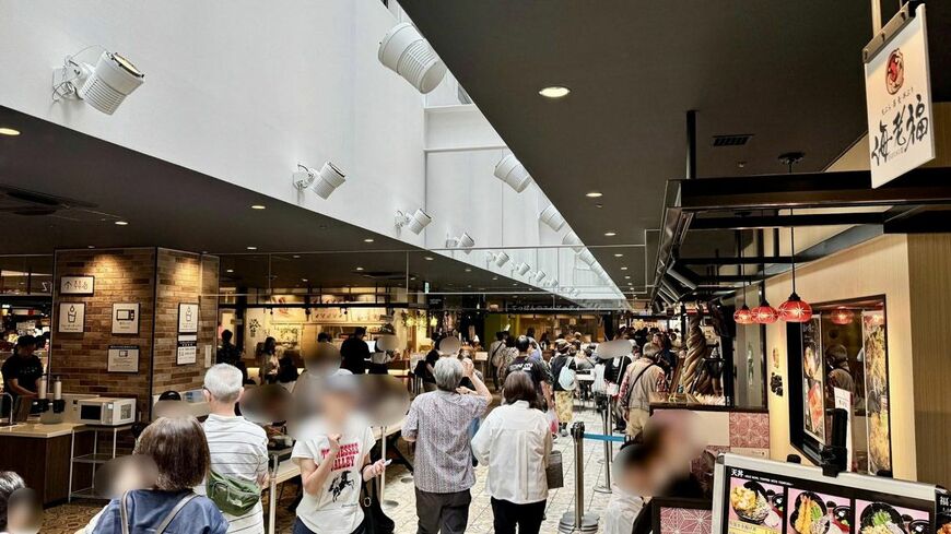 週末昼のGathering Market。家族連れやシニア層など幅広い客層で賑わっていた（写真：筆者撮影）
