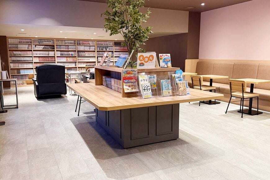 広々とした休憩室。コンビニで買ったお菓子を食べながらマンガを読み耽っている人の姿も