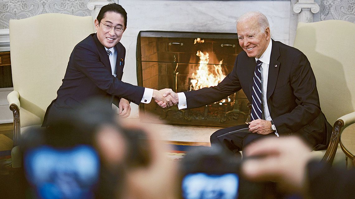 笑顔で握手する岸田首相とバイデン大統領