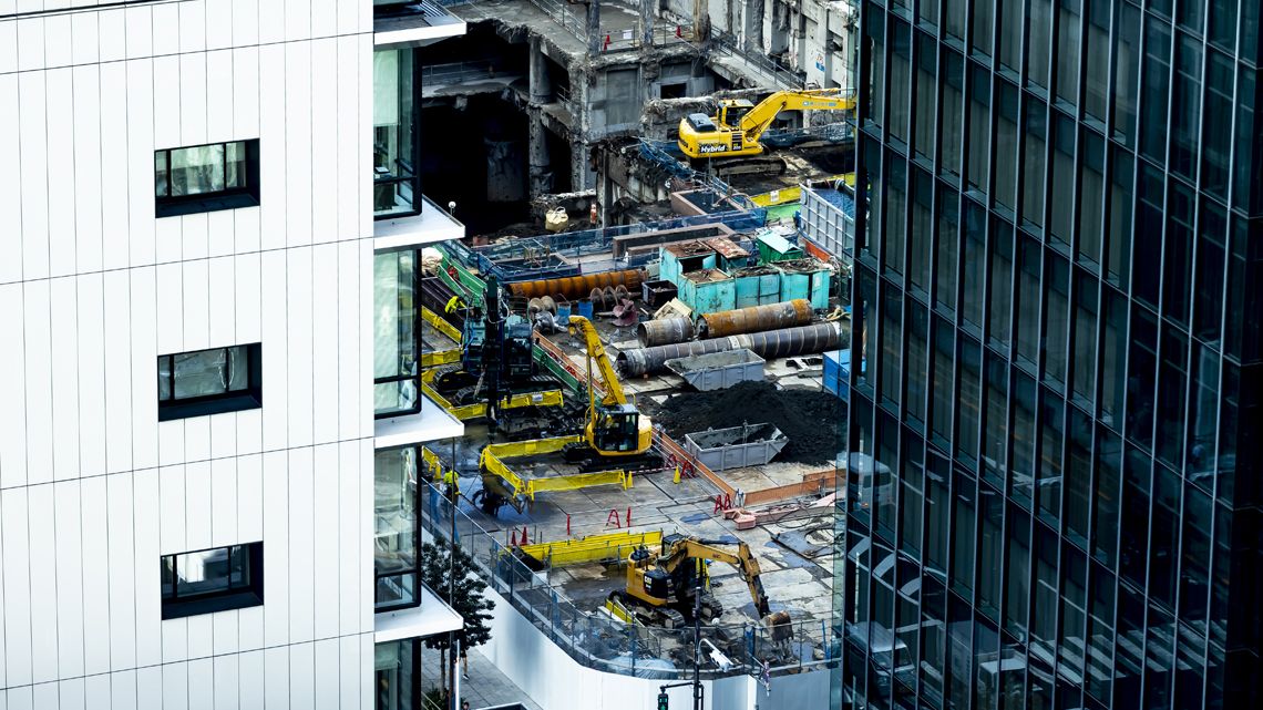 ビル街での工事現場の様子