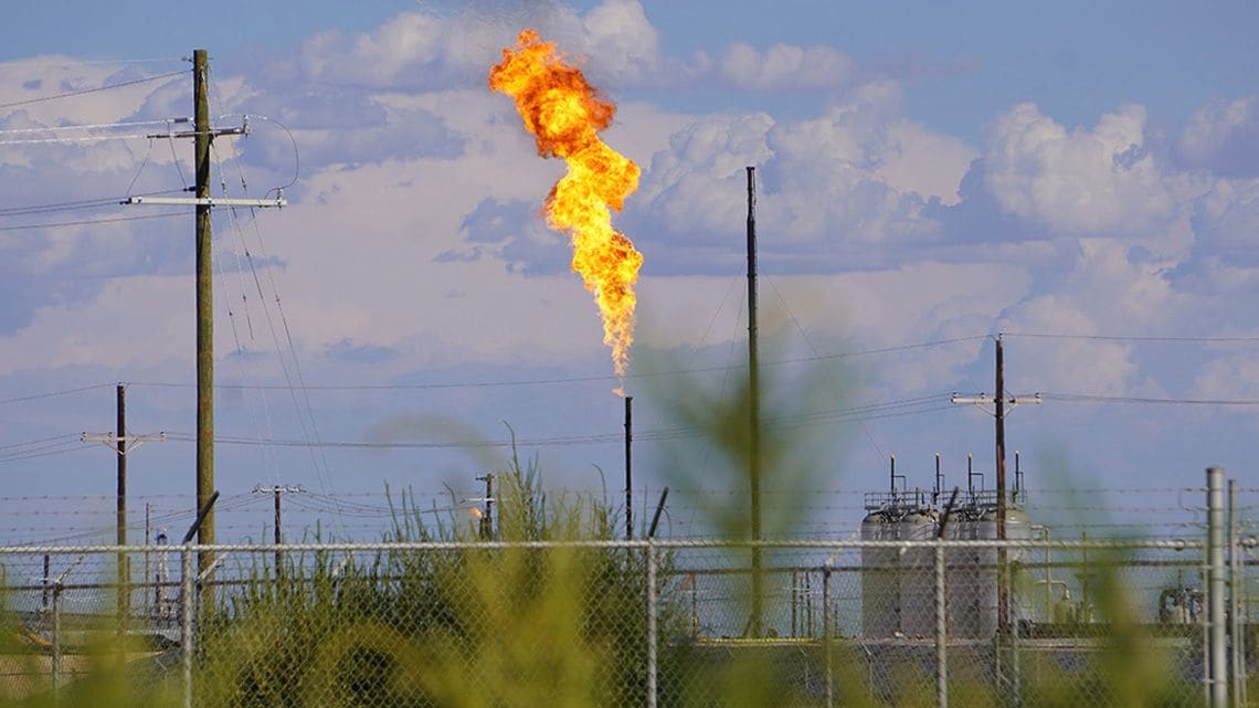 天然ガス採掘施設のフレアリングの炎