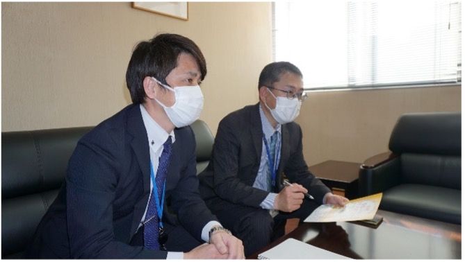 インタビューに答えるとさでん交通の水田正彦氏（右）と梅原智哉氏（写真：とさでん交通）