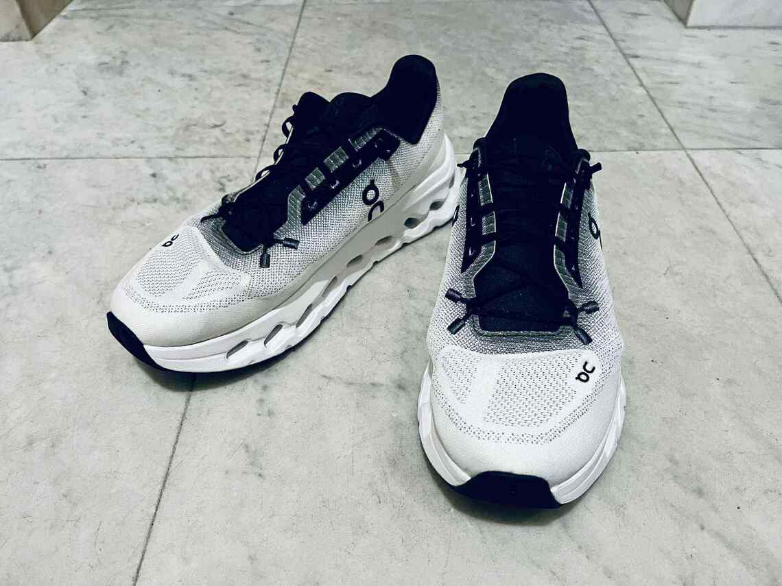 横幅が広くなりやすいスポーツ系スニーカー（写真：筆者撮影）