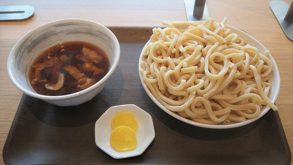 筆者が注文した埼玉名物の「肉汁うどん」（筆者撮影）