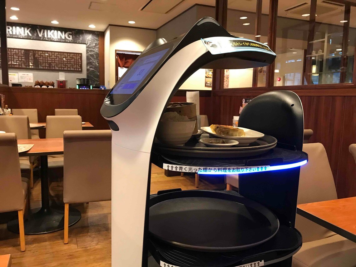こんな配膳ロボットが料理を持ってきてくれます（筆者撮影）