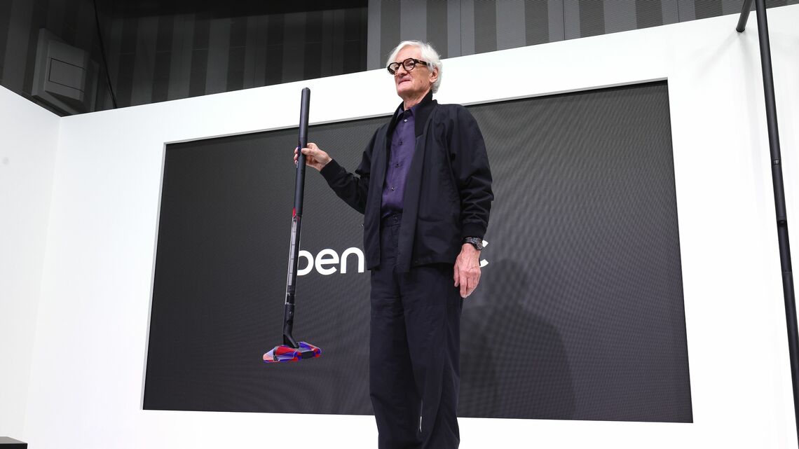 超小型の掃除機を自ら紹介する、創業者のジェームズ・ダイソン氏。メイン商品「Dyson PencilVac Fluffycones」の公式サイトでの価格は8万4920円。重量はわずか1.8㎏(撮影:尾形文繁)