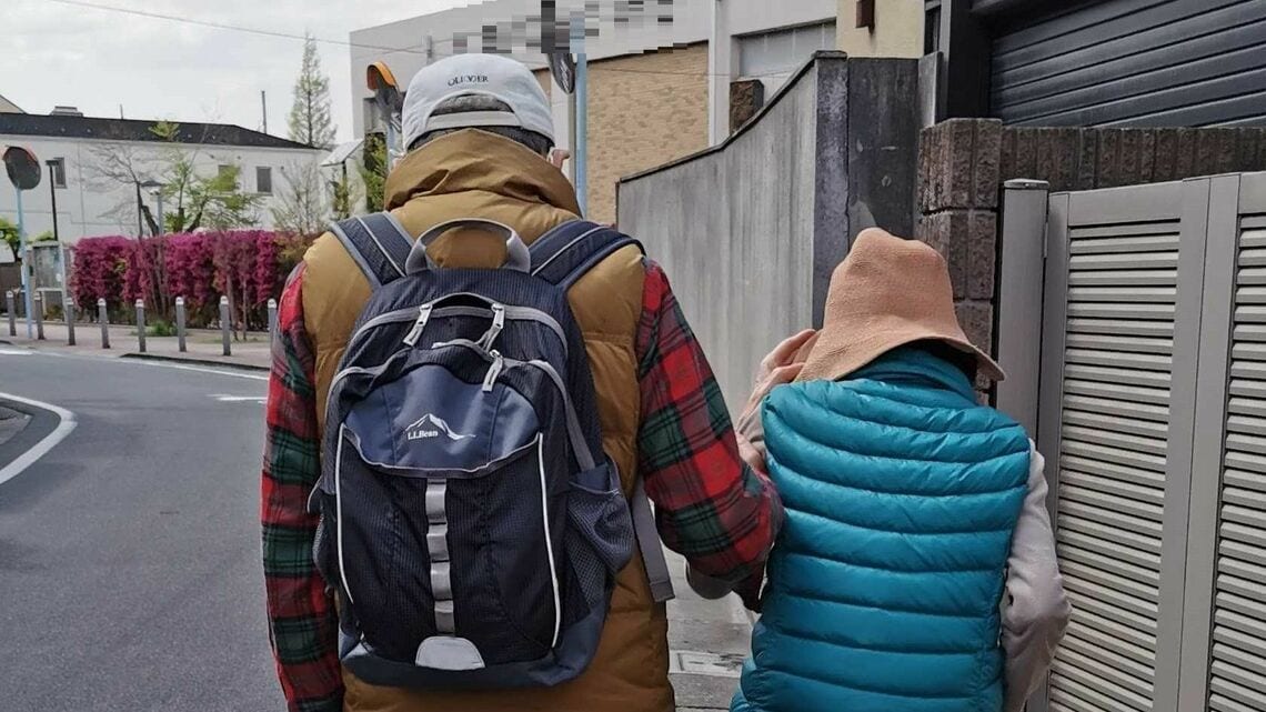 パーキンソン病を患った母(右)と介護をする父(写真:Aさん提供)