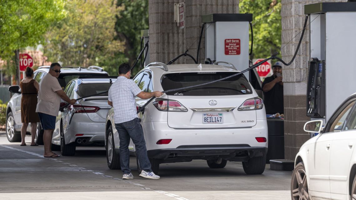 少しでも安いところへ。ガソリン価格は少しだけ落ち着きを取り戻し、アメリカの株価も6月からかなり上昇したが、今後はどうなるだろうか（写真：ブルームバーグ）