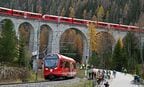 目の前を通る電車の後部が頭上を走るのは異様な光景だ