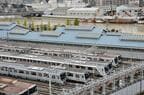 南千住駅近くの車両基地。背後に隅田川