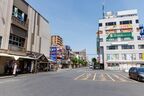 獨協大学前駅東口。真新しいイメージの西口とは異なり、